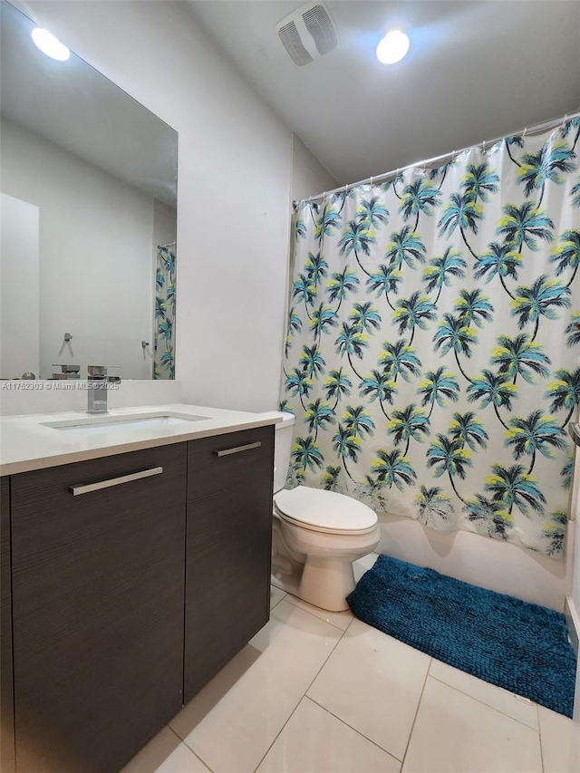 full bathroom featuring toilet, curtained shower, vanity, and visible vents
