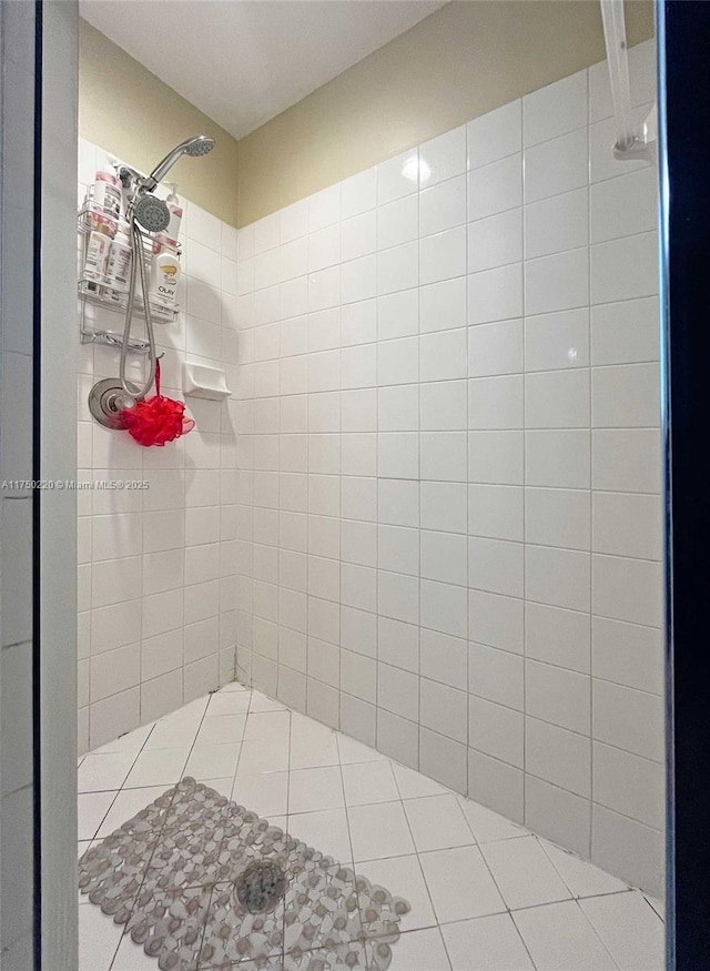 full bathroom featuring a tile shower