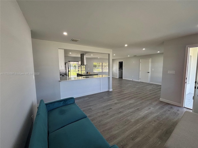 living room featuring dark wood-type flooring, recessed lighting, visible vents, and baseboards