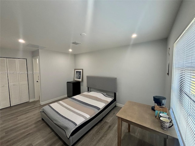 bedroom featuring baseboards, visible vents, wood finished floors, a closet, and recessed lighting