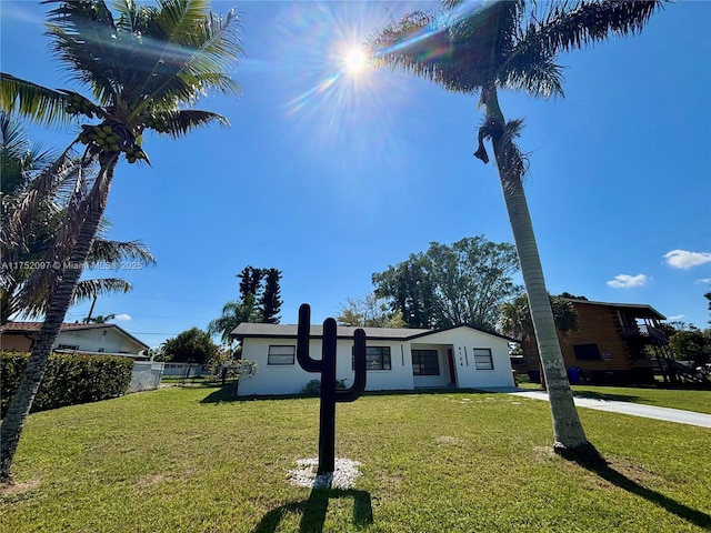 view of front of property featuring fence and a front yard