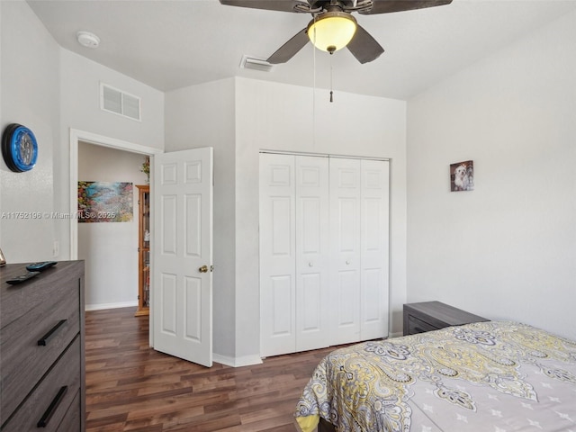 bedroom featuring dark wood-style floors, a closet, visible vents, ceiling fan, and baseboards