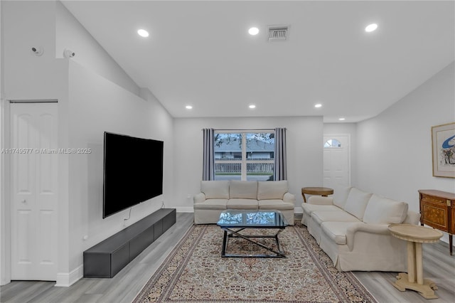 living area featuring light wood-type flooring, visible vents, baseboards, and recessed lighting