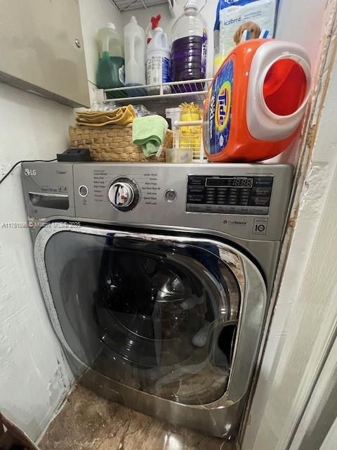 laundry area with washer / clothes dryer and laundry area