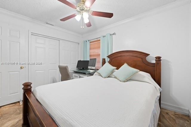 bedroom with a closet, crown molding, and ceiling fan