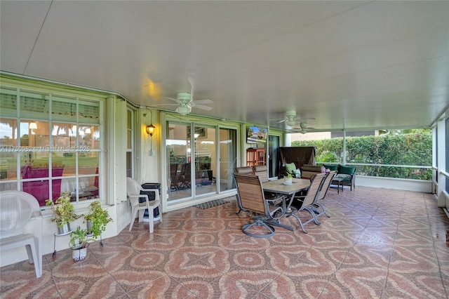 sunroom / solarium featuring a ceiling fan