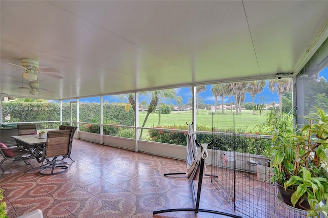 sunroom with ceiling fan