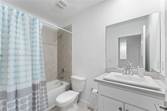 bathroom with toilet, visible vents, baseboards, vanity, and shower / tub combo with curtain