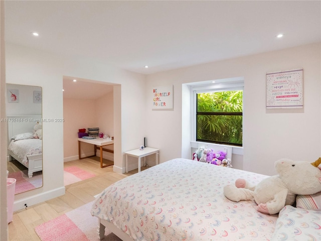 bedroom featuring light wood-style floors, recessed lighting, and baseboards