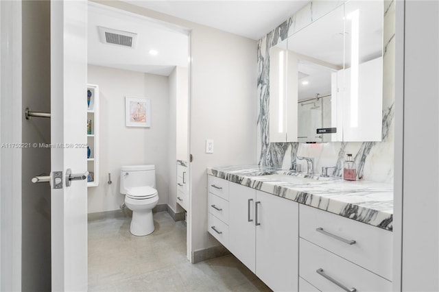 full bathroom with tasteful backsplash, visible vents, baseboards, toilet, and vanity