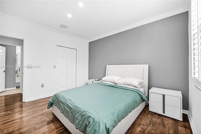 bedroom featuring dark wood-style floors, crown molding, visible vents, and baseboards