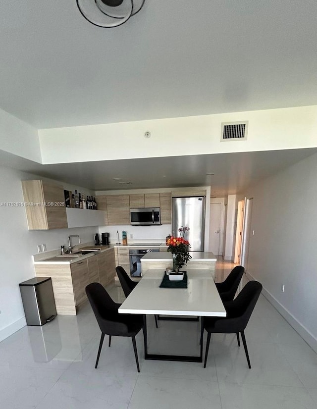 dining area featuring visible vents and baseboards