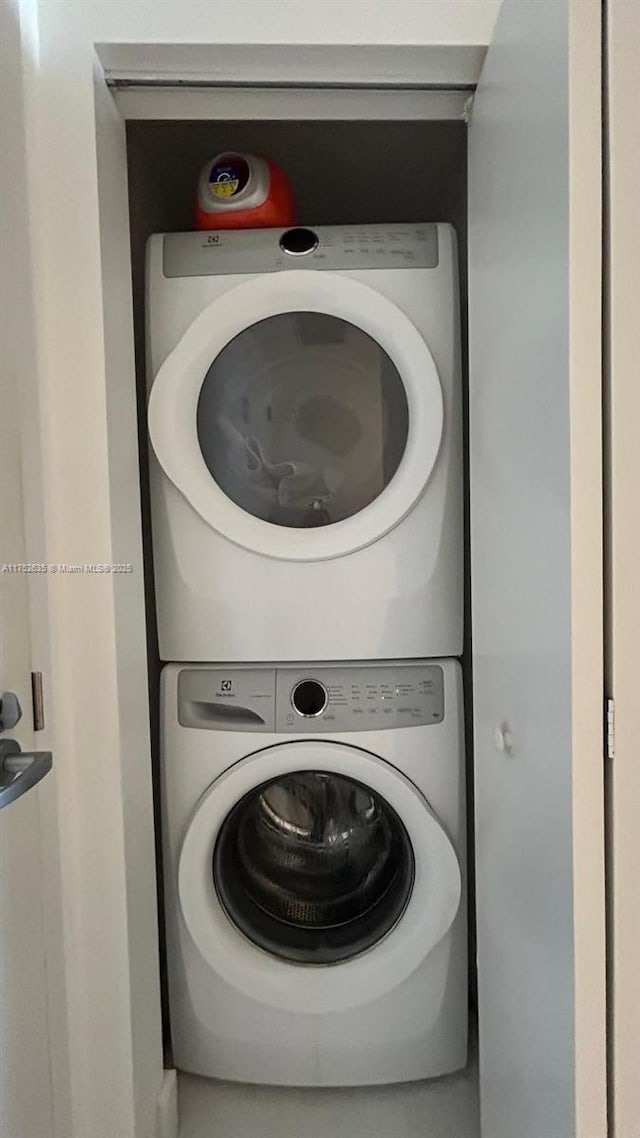 laundry room with laundry area and stacked washer and clothes dryer