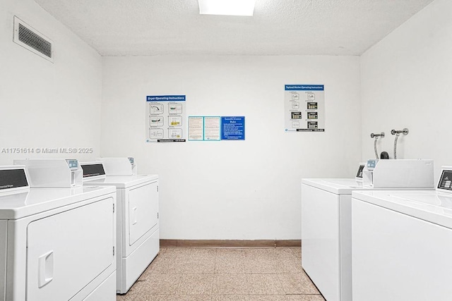 common laundry area with baseboards, visible vents, a textured ceiling, and independent washer and dryer