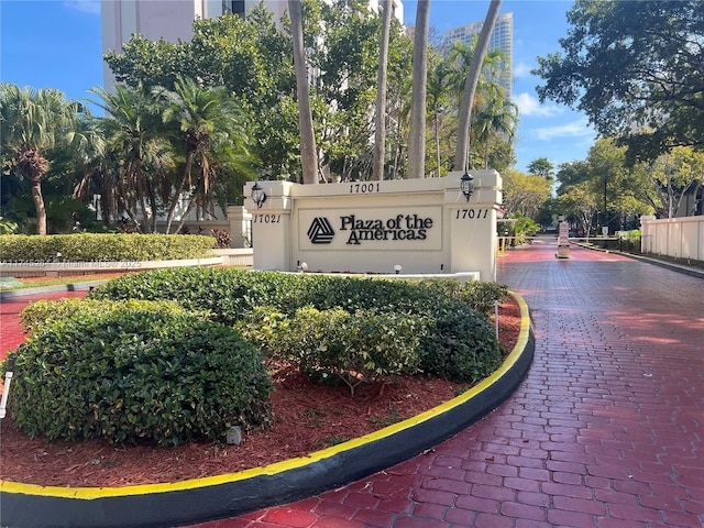 community sign with decorative driveway