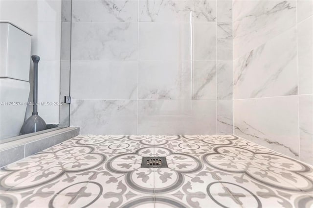 details featuring tiled shower