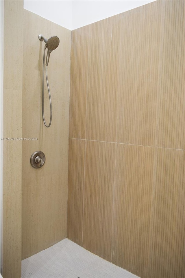 full bath with tiled shower