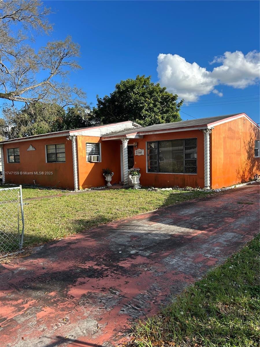 view of front of home featuring a front lawn