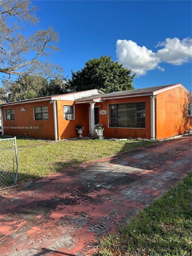 view of front of home featuring a front lawn