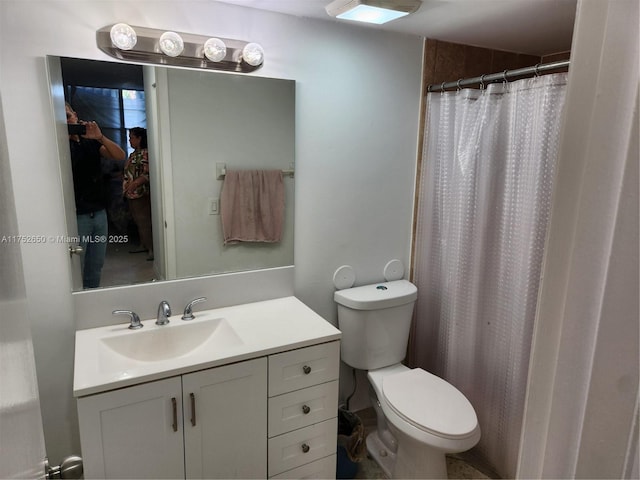 bathroom featuring a shower with shower curtain, vanity, and toilet