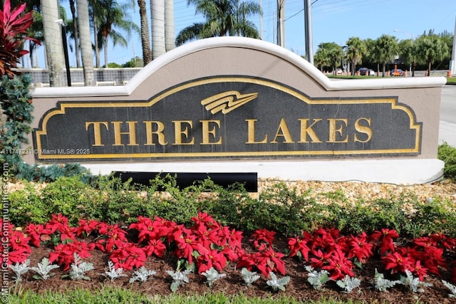 view of community / neighborhood sign