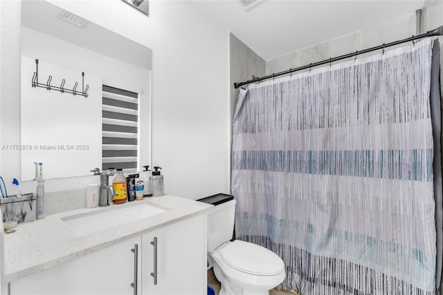 bathroom featuring toilet, curtained shower, visible vents, and vanity