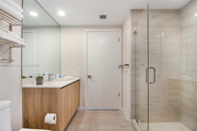 full bathroom featuring visible vents, toilet, vanity, a shower stall, and recessed lighting