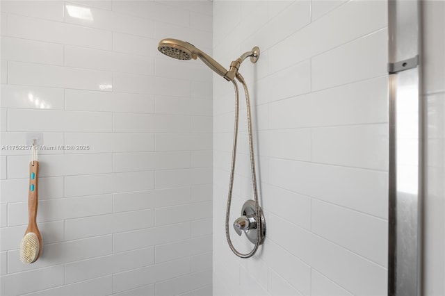 room details featuring tiled shower