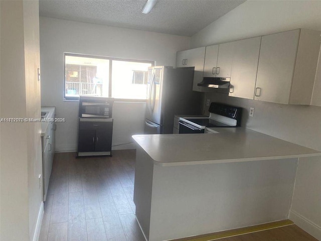 kitchen with dark wood finished floors, stainless steel appliances, light countertops, a peninsula, and under cabinet range hood