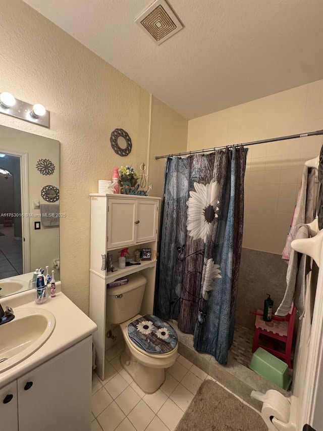 full bathroom with a textured ceiling, a textured wall, tiled shower, and visible vents