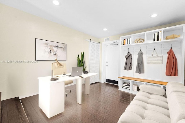 mudroom with dark wood-style floors, baseboards, visible vents, and recessed lighting