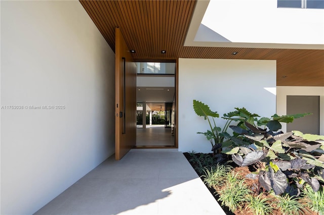 view of exterior entry with stucco siding