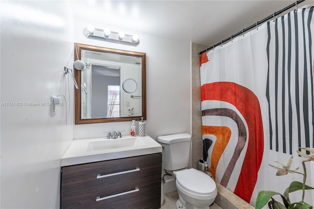 bathroom featuring toilet, a shower with shower curtain, and vanity