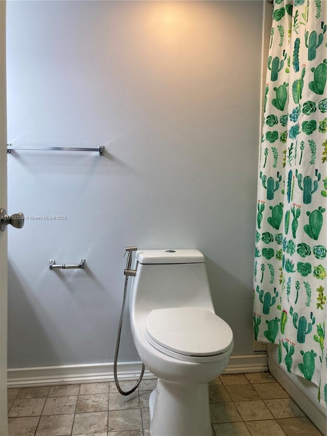 full bath with toilet, baseboards, and a shower with shower curtain