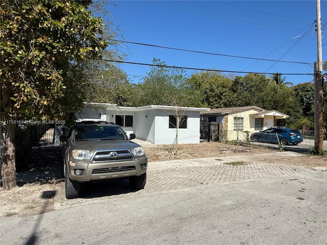 view of front of house with driveway and fence