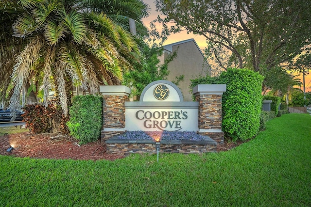 community / neighborhood sign featuring a yard