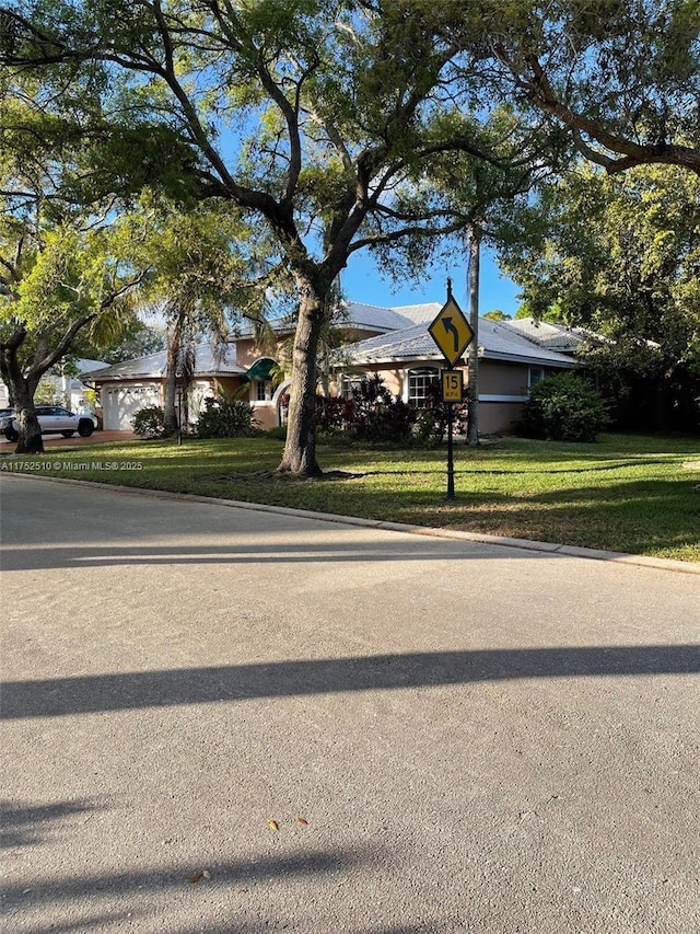 view of front of home featuring a front yard