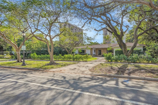 view of front facade with driveway