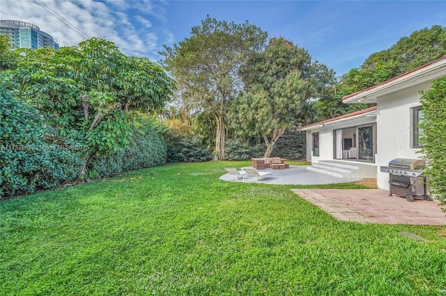 view of yard featuring outdoor lounge area and a patio