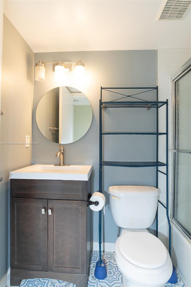 bathroom featuring toilet, vanity, visible vents, and baseboards