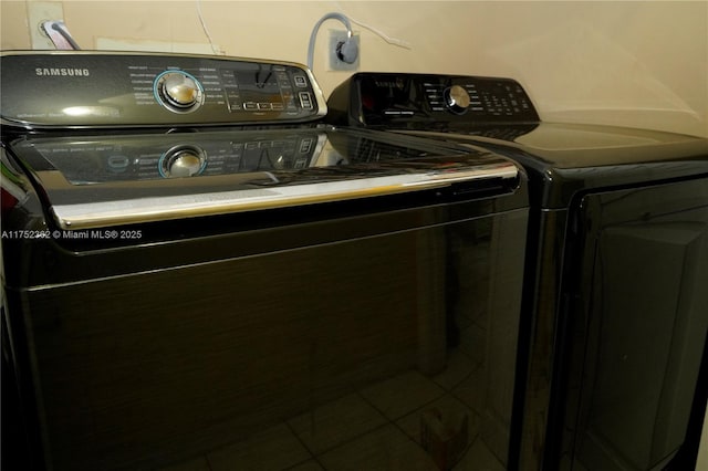 washroom with laundry area and independent washer and dryer