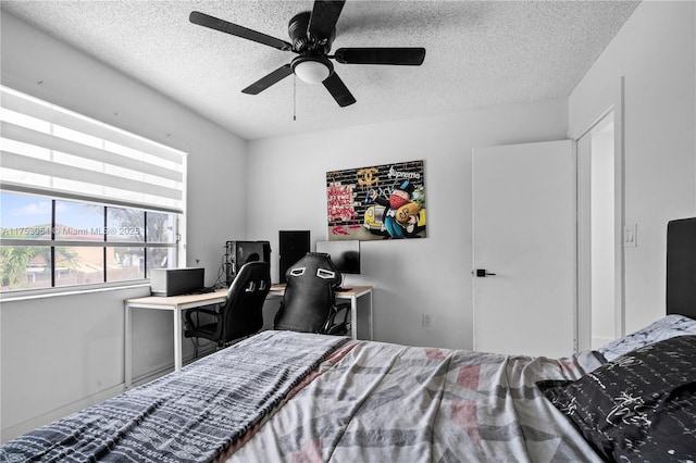 bedroom featuring ceiling fan and a textured ceiling