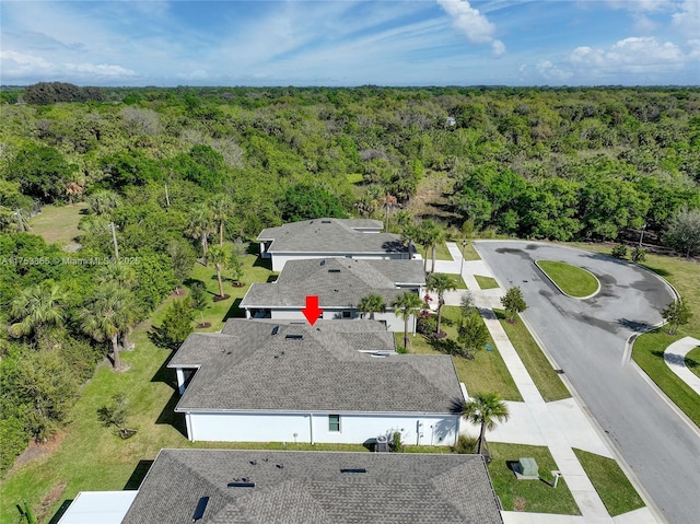 bird's eye view featuring a wooded view