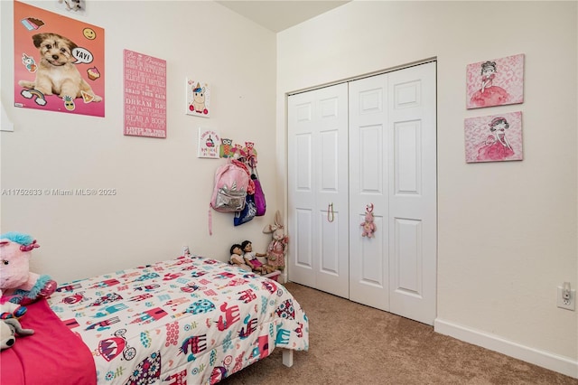 bedroom featuring carpet floors, baseboards, and a closet