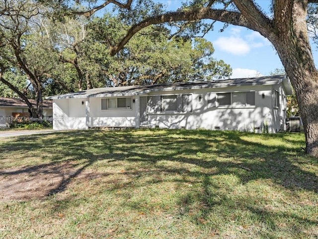 view of front of property featuring a front lawn