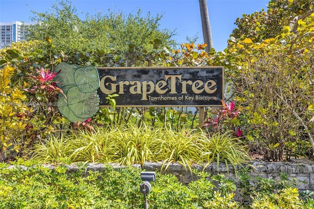 view of community / neighborhood sign