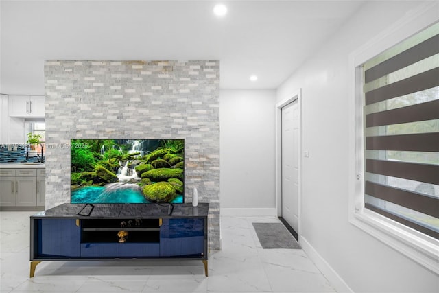 living area featuring marble finish floor, recessed lighting, and baseboards