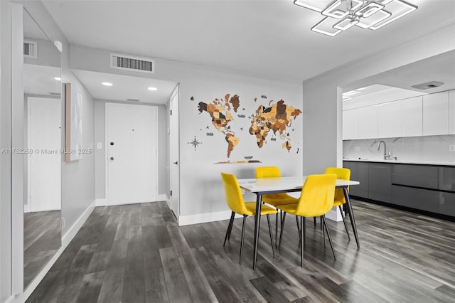 dining space with recessed lighting, dark wood finished floors, visible vents, and baseboards