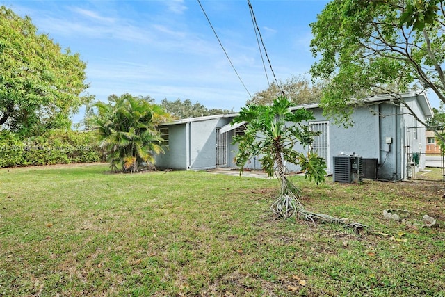 view of yard featuring central AC unit