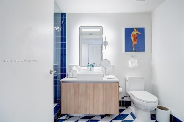 601 NE 1st Ave Unit 1706, Miami, FL 33132 - bathroom with a tile shower, vanity, and toilet